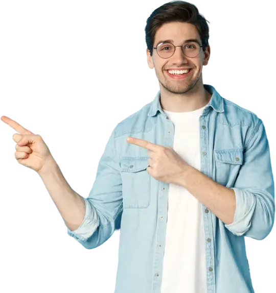 Rapaz apontando para o texto