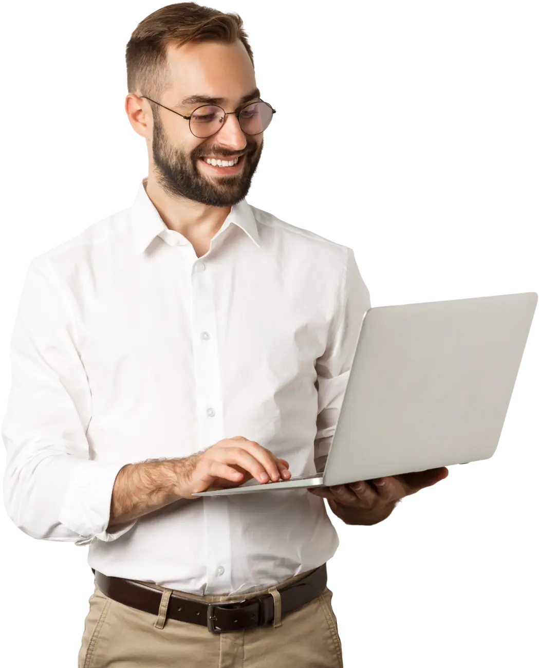 Homem sorrindo segurando um notebook
